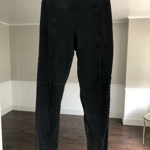 Black / minimal acid wash jeggings super stretchy.